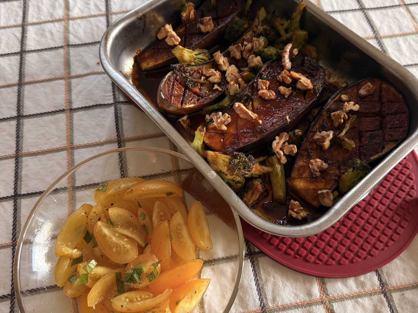 Glasierte Aubergine mit Brokkoli, Walnüssen und Parmesan-Polenta