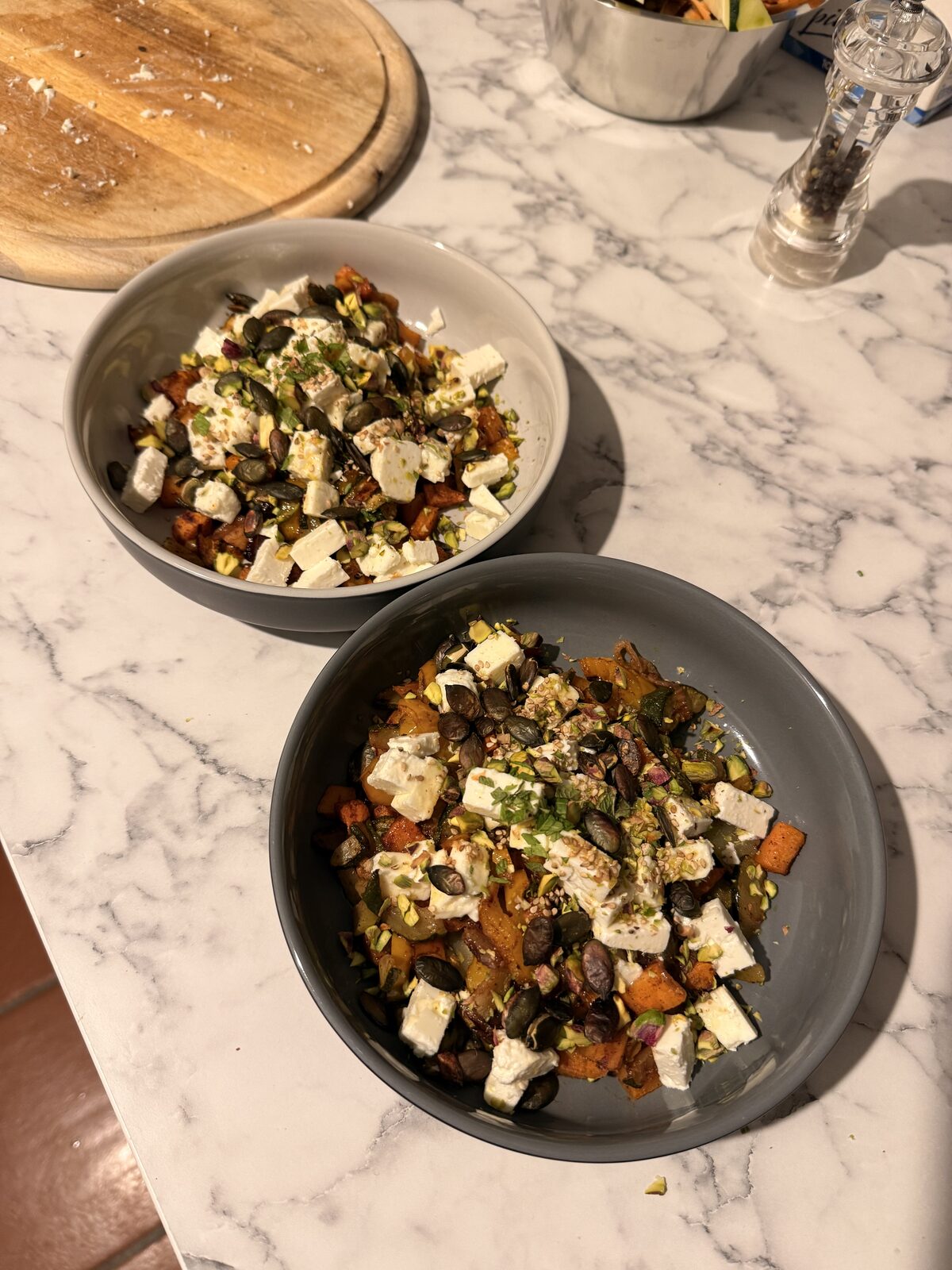 Ofengemüse mit Feta, Pistazien & Zitronen-Honig-Dressing